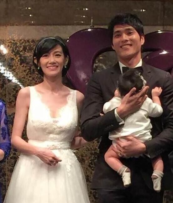  蓝正龙 周幼婷带半岁女儿 补办婚礼  酒席摆18桌