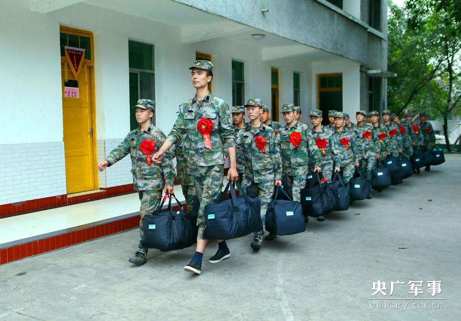 成都军区一 新兵身高两米  为匍匐苦练缩骨功-