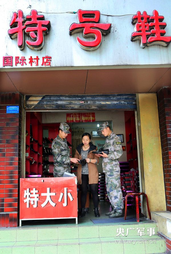 成都军区一 新兵身高两米  为匍匐苦练缩骨功-