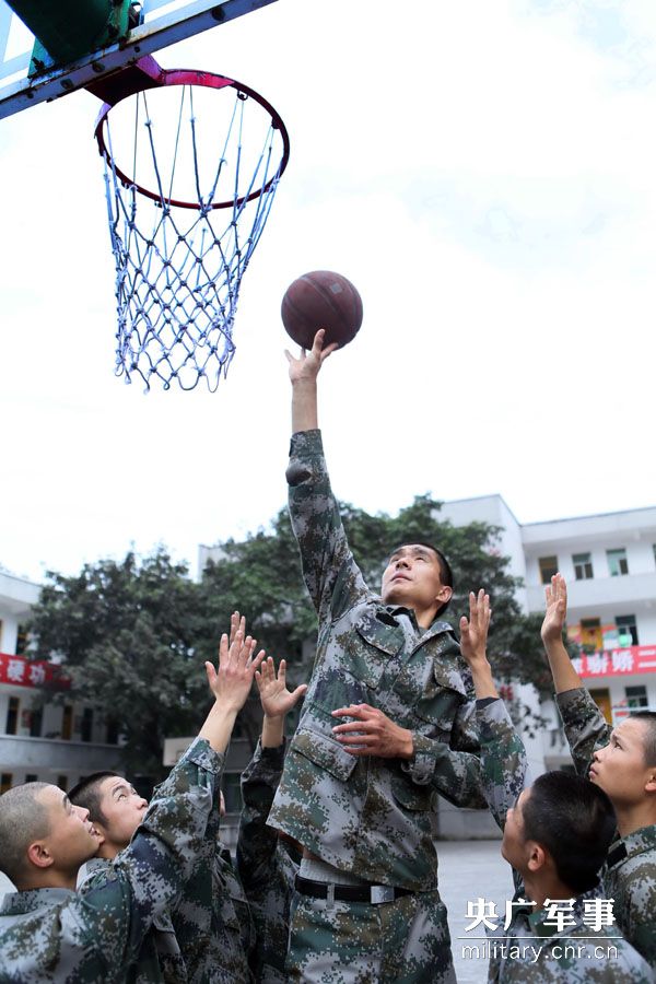 成都军区一 新兵身高两米  为匍匐苦练缩骨功-