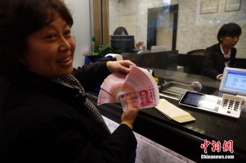 新版百元人民币发行 北京市民换万元新钞