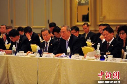 首轮中日企业家和前高官对话召开安倍出席招待会