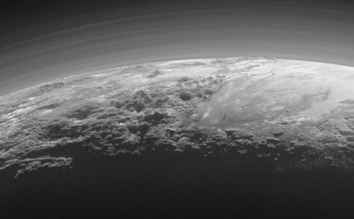 NASA公布冥王星新3D图像 大范围薄雾如冰雪仙境