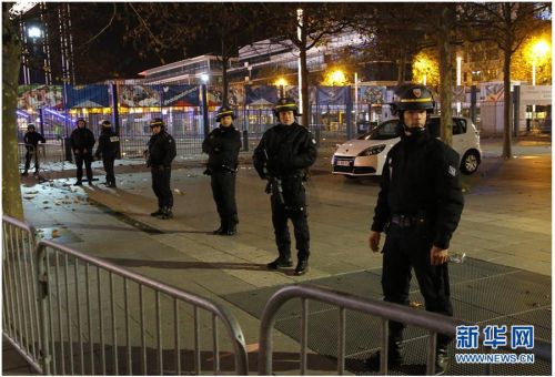 11月13日，在法国巴黎，警察在法兰西体育场外警戒。据法国电视台BFMTV报道，13日晚发生在巴黎的系列枪击和爆炸事件造成约40人死亡。 新华社/美联