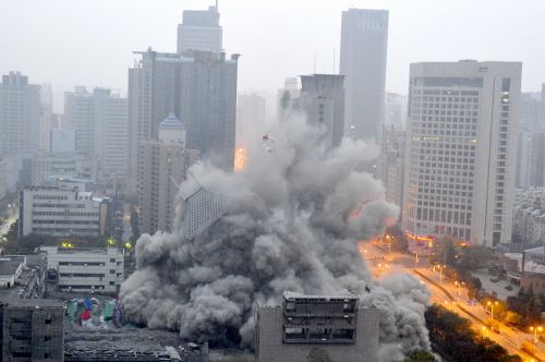 西安一座高118米高楼成功实施爆破【6】