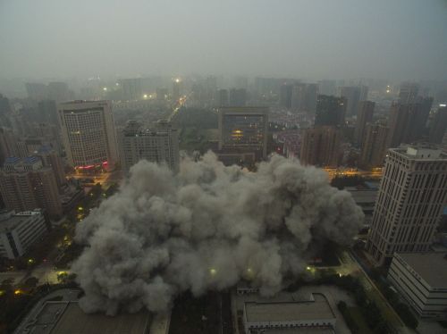 西安一座高118米高楼成功实施爆破【2】