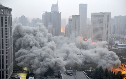 西安一座高118米高楼成功实施爆破【7】