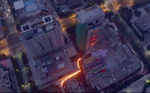 西安一座高118米高楼成功实施爆破