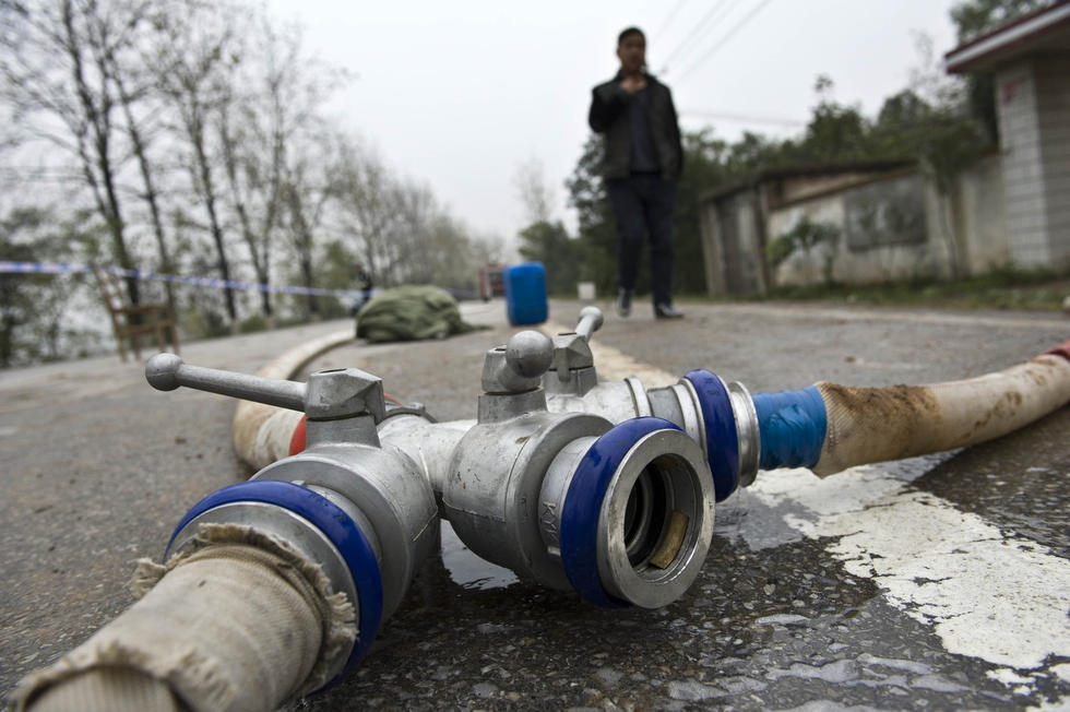 安徽一槽罐车冲进民房 29吨危化品险泄漏