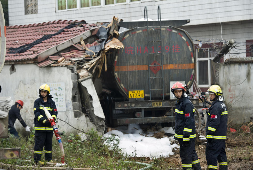 安徽一槽罐车冲进民房 29吨危化品险泄漏