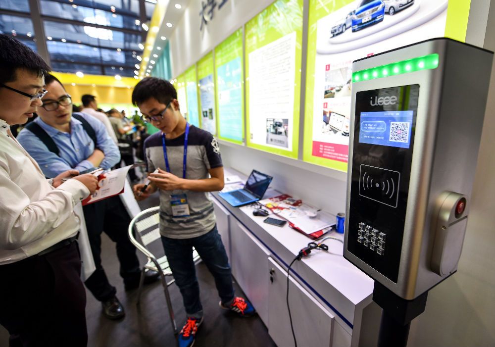 11月17日，在第十七届中国国际高新技术成果交易会大学生创新创业专区，来自清华大学的创客团队聚电车间的工作人员向参观者介绍智能充电桩项目。新华社记者毛思倩摄
