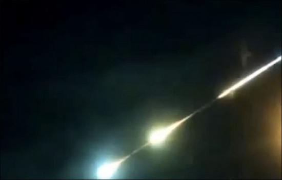西伯利亚现神秘绿色疑似UFO 空中分裂成3个光球