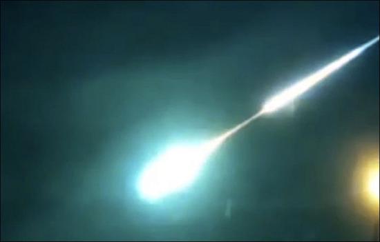 西伯利亚现神秘绿色疑似UFO 空中分裂成3个光球