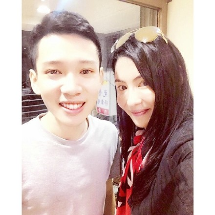  张柏芝素颜现身 台湾 造型清纯似18岁大学生-千