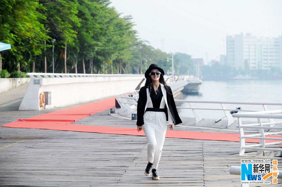 谢娜《跑男3》上演科幻大片 邓超变洗车小弟(