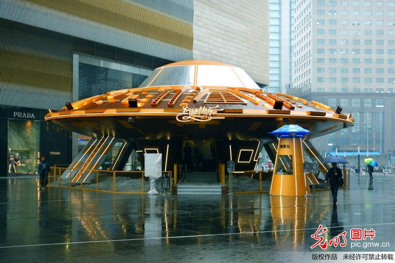南京闹市 UFO飞碟 外星人 等圣诞节景观令人瞩