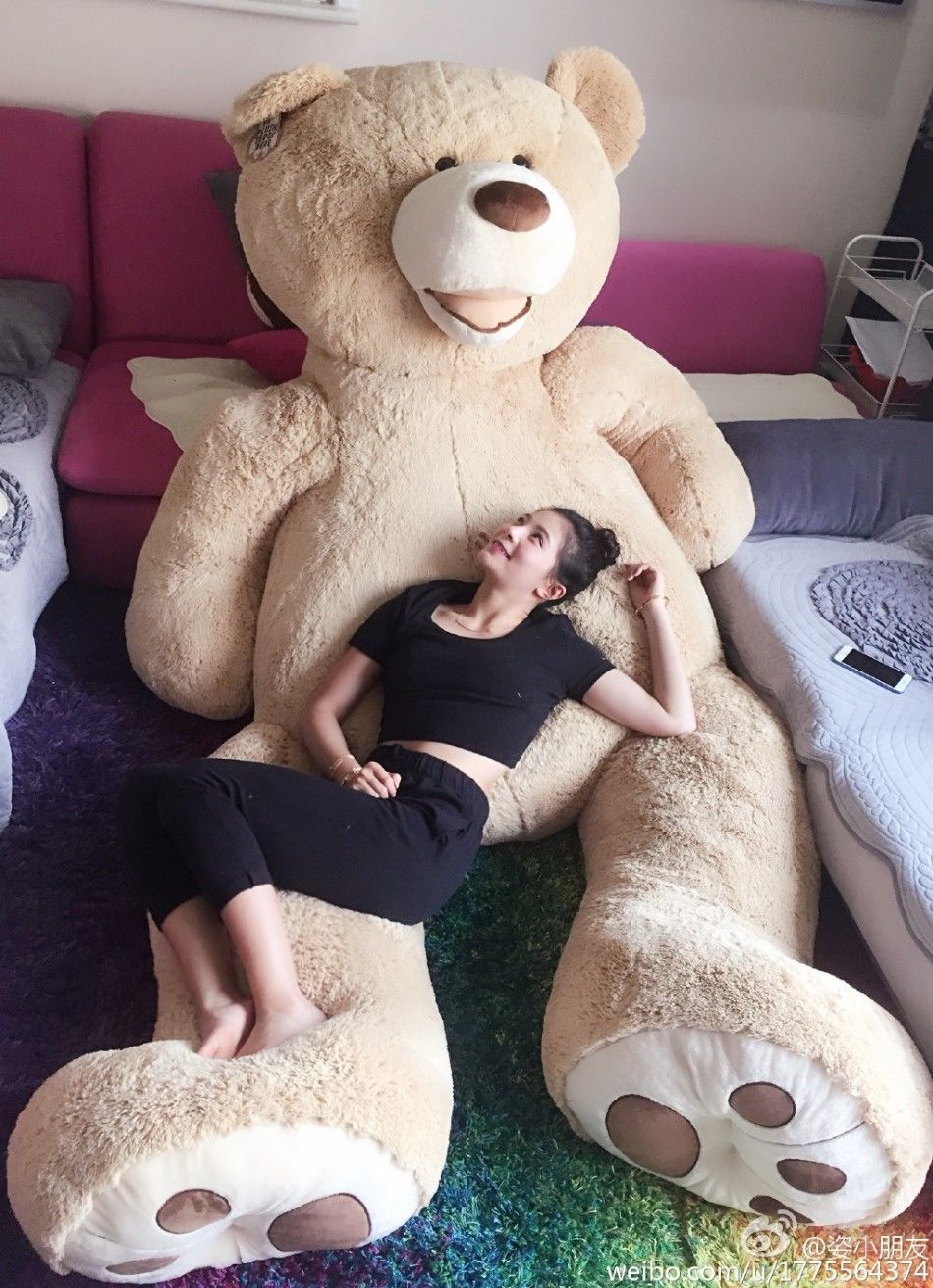 近日，中国跳水队美女何姿在微博中秀了一组和超大玩具熊的照片，卖萌要抱抱。