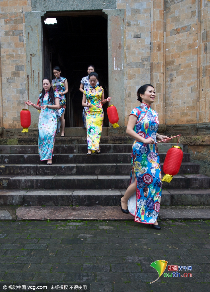 浙江金华：女干部着旗袍茶园走秀为古村旅游代言