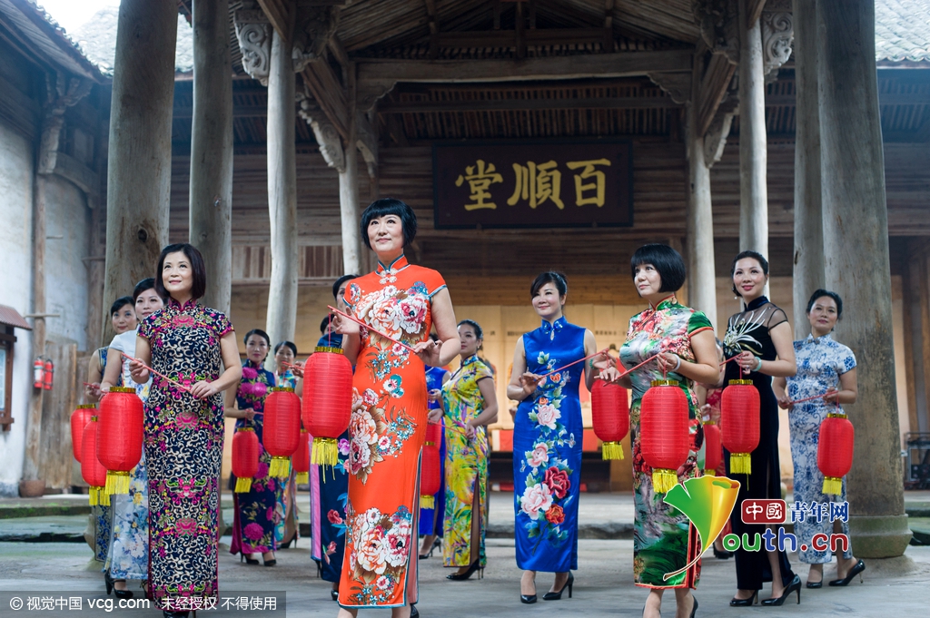 浙江金华：女干部着旗袍茶园走秀为古村旅游代言