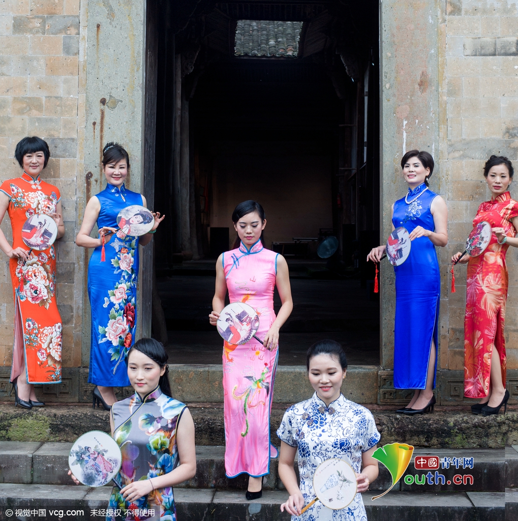 浙江金华：女干部着旗袍茶园走秀为古村旅游代言