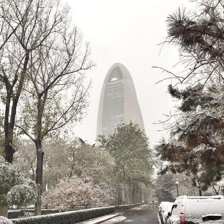根据预报，昨夜至今天白天阴有大雪，西部、北部有大到暴雪，大部分地区降水量8至12毫米，积雪深度可达10至15厘米，最高气温-2℃。23日上午，降雪天气趋于结束。受冷空气南下的持续影响，京城气温还将继续下滑，白天的最高气温将在27日达到近期的最低点，仅有-1℃，夜间的最低气温也将在26日跌至-12℃左右。 