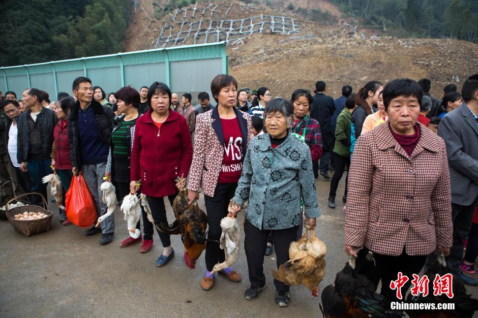 浙江丽水山体滑坡救援结束 村民带土特产送行