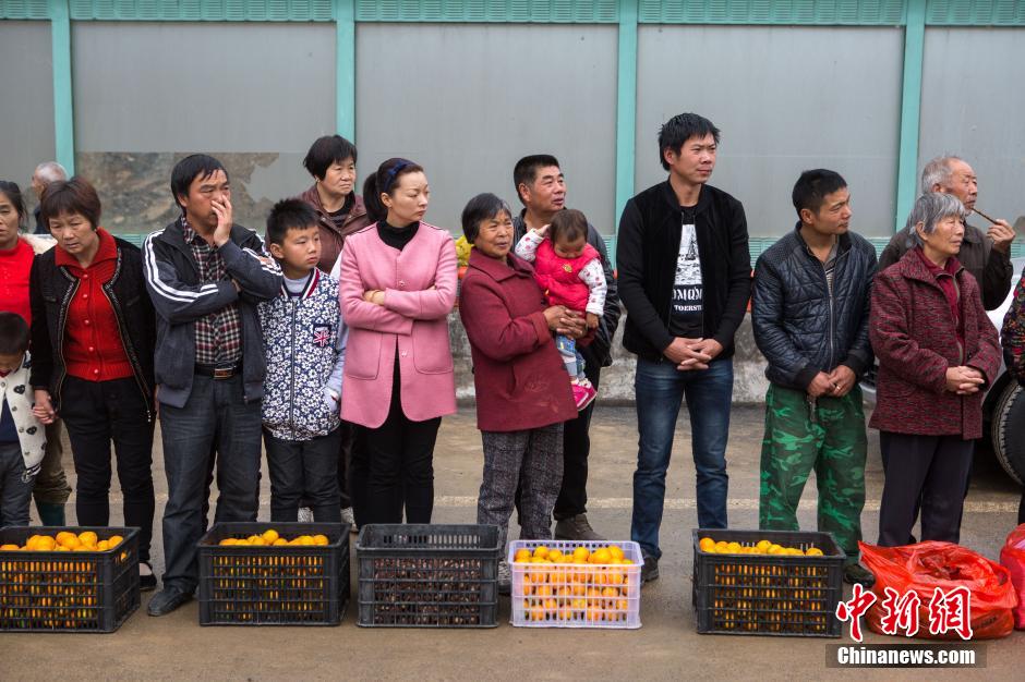 浙江丽水山体滑坡救援结束 村民带土特产送行