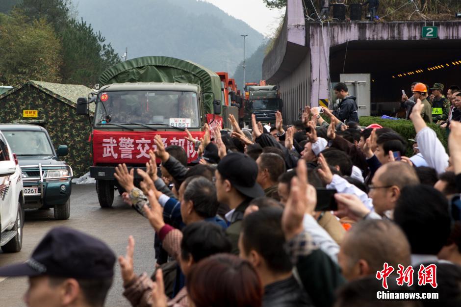 浙江丽水山体滑坡救援结束 村民带土特产送行