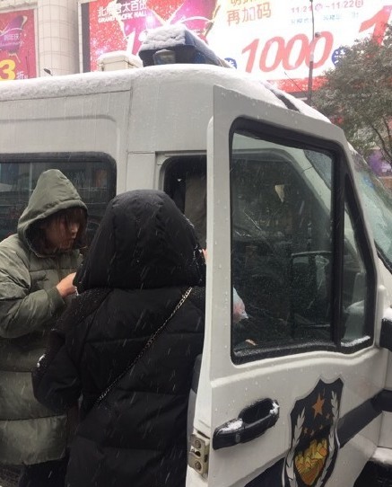 流浪老人北京街头吃雪 好心路人买饭送衣