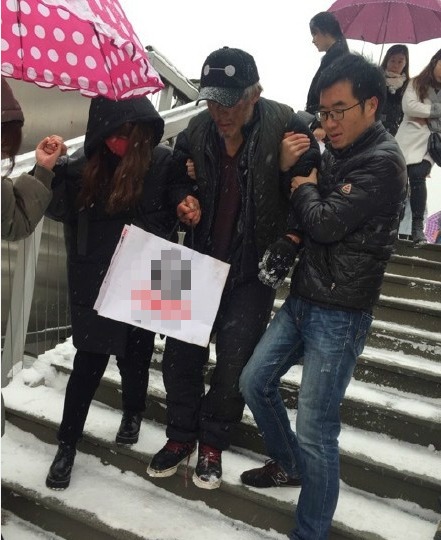 流浪老人北京街头吃雪 好心路人买饭送衣