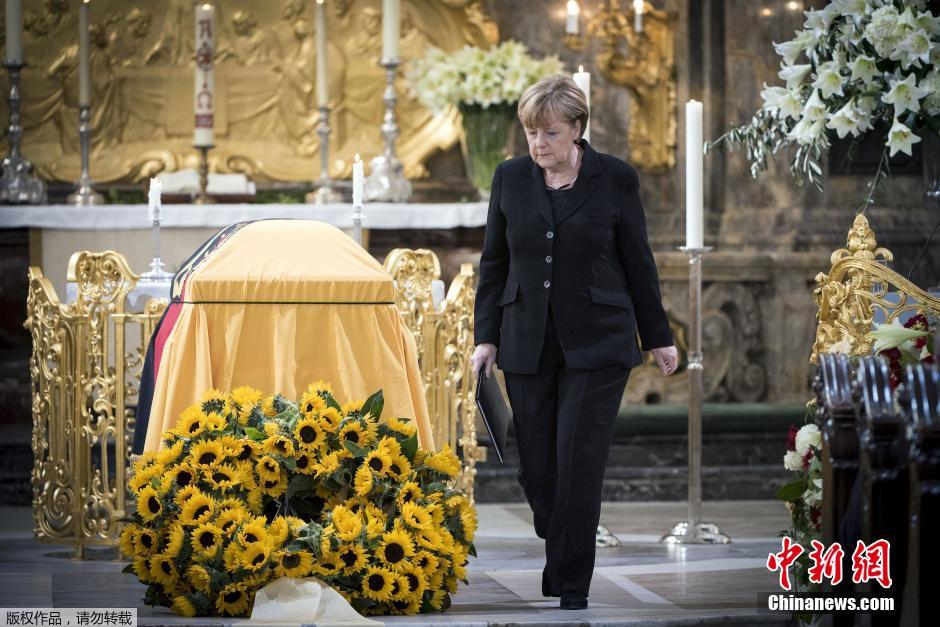 德国为前总理施密特举行国葬 默克尔出席-千龙