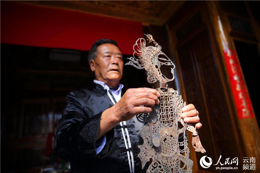 “这个靠子是我的曾祖父做的，到现在还可以继续使用。”刘永周说 人民网 薛丹 摄