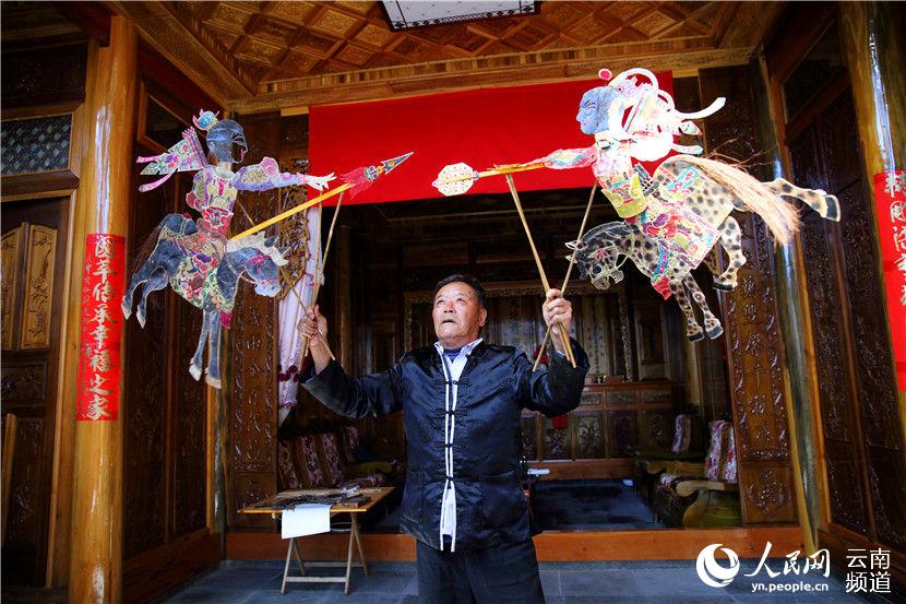 刘永周现场展示皮影戏 人民网 薛丹 摄