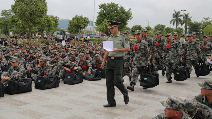 兵看军旅剧入伍后失望 军官助消除心理落差(2