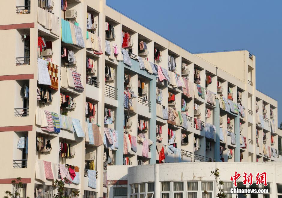 安徽安庆数周阴雨迎来阳光 学生晾晒被子场面壮观