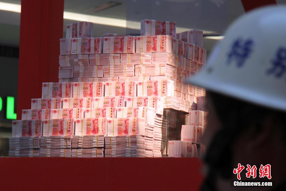 河南一楼盘为招聘悬赏 摆千万现金堆“钱山”