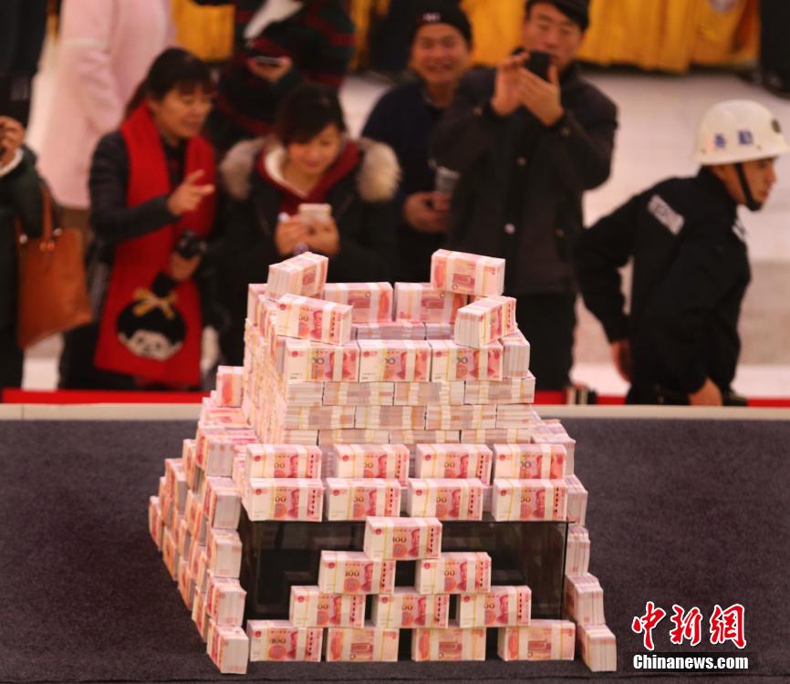 河南一楼盘为招聘悬赏 摆千万现金堆“钱山”