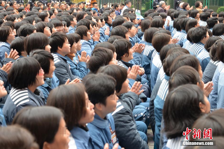 成都女子监狱高墙内的别样彝族年