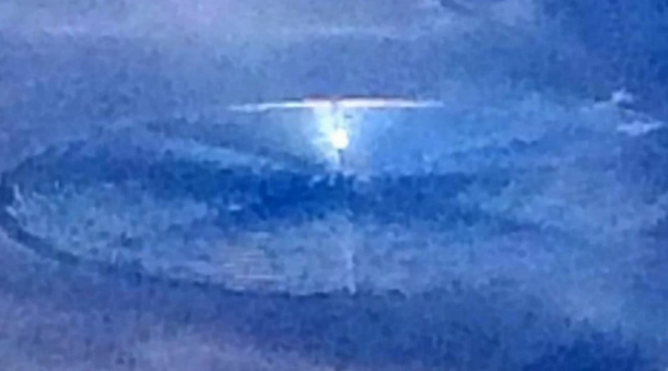 乘客飞过51区意外拍到UFO 露出部分金属机体
