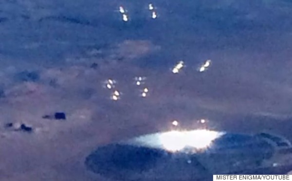 乘客飞过51区意外拍到UFO 露出部分金属机体
