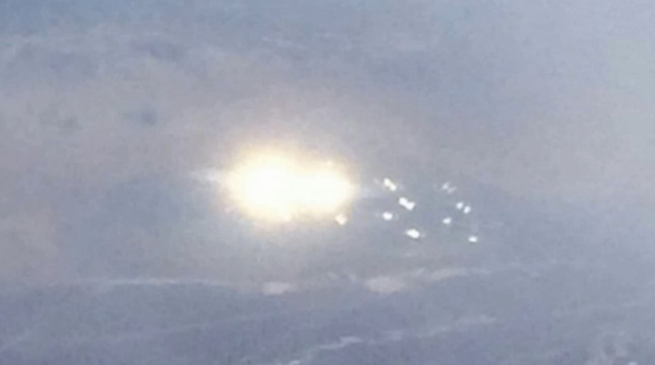 乘客飞过51区意外拍到UFO 露出部分金属机体