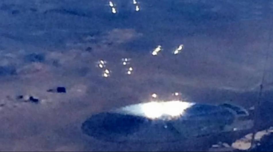 乘客飞过51区意外拍到UFO 露出部分金属机体
