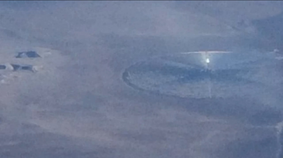 乘客飞过51区意外拍到UFO 露出部分金属机体
