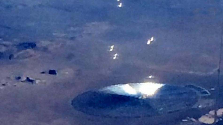 乘客飞过51区意外拍到UFO 露出部分金属机体