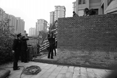 北京丽都水岸社区违建阳光房被城管队叫停-千