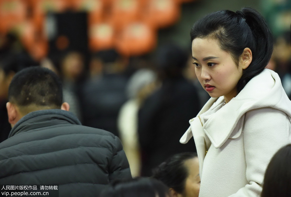 杭州举办万人相亲大会 年轻女孩主动出击-千龙