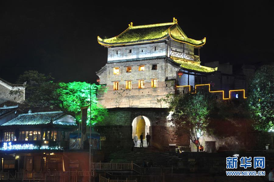 （晚报）（5）凤凰古城彩灯齐放靓沱江
