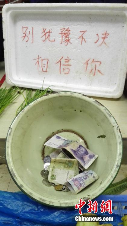 江西一菜农菜场摆自助菜摊 摆摊一月从未少钱