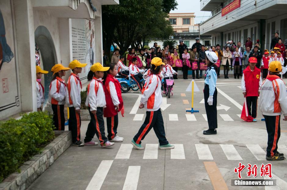 广西柳州小学生穿警服指挥交通
