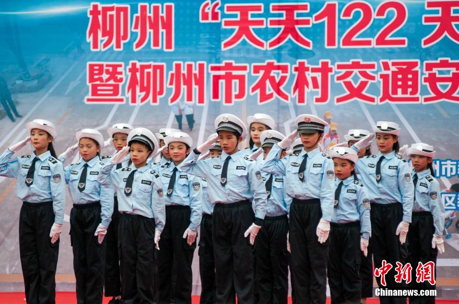 广西柳州小学生穿警服指挥交通